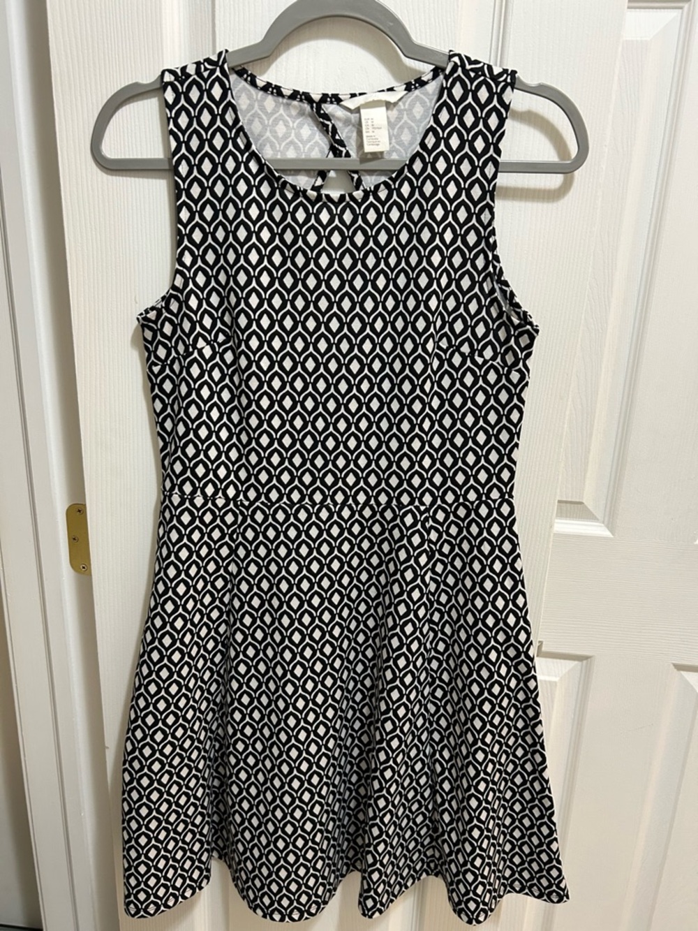 H&M Black and White Sleeveless Geometric Dress